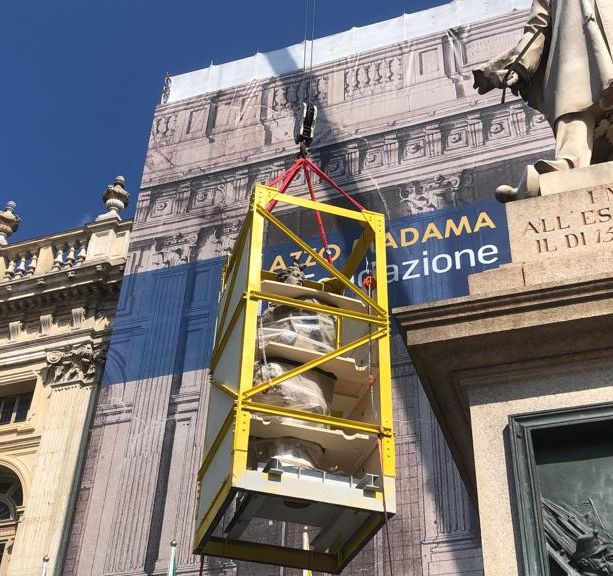 Lo spettacolare “volo” delle statue di Palazzo Madama, che atterrano in piazza Castello per essere restaurate [VIDEO E FOTO]