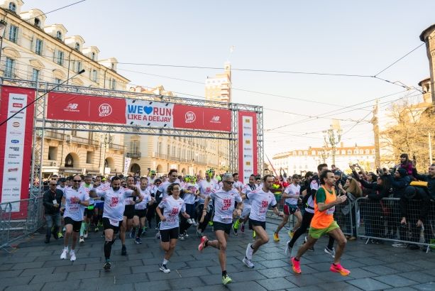 Successo per la prima tappa della Deejay Ten a Torino: oltre 12 mila persone di corsa da piazza Castello al Parco del Valentino