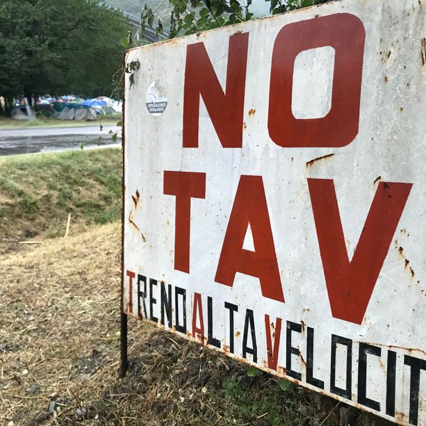 Petardi e sassi contro la Polizia: migliaia di manifestanti &quot;no tav&quot; assaltano il cantiere di Venaus