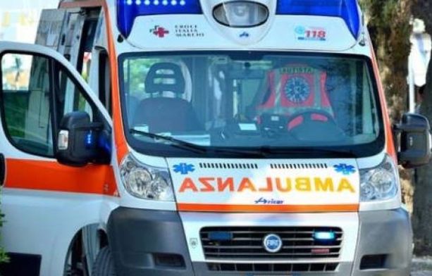 Borgo Vittoria, auto finisce contro un bus della linea 77: feriti in sette, tra loro due bambini