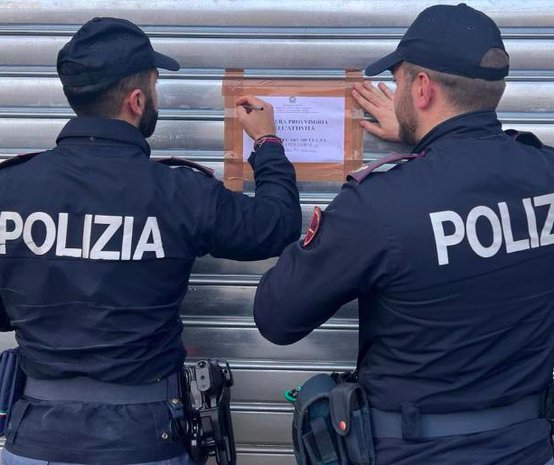 Droga sotto le sedie e nei dispenser dello zucchero: chiuso per 15 giorni un kebab in quartiere Aurora