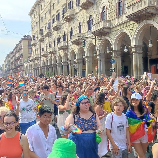 Ragazze offese e prese a sputi in metro mentre rientravano a casa dopo il Pride: &quot;In Marocco vi avrebbero bruciate&quot;