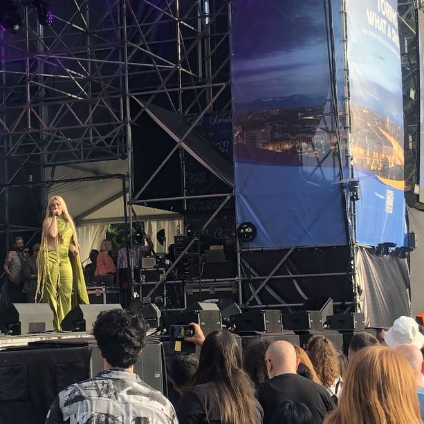 Da Ronela Hajati a Conchita Wurst, un'altra serata di applausi per i cantanti dell'Eurovillage