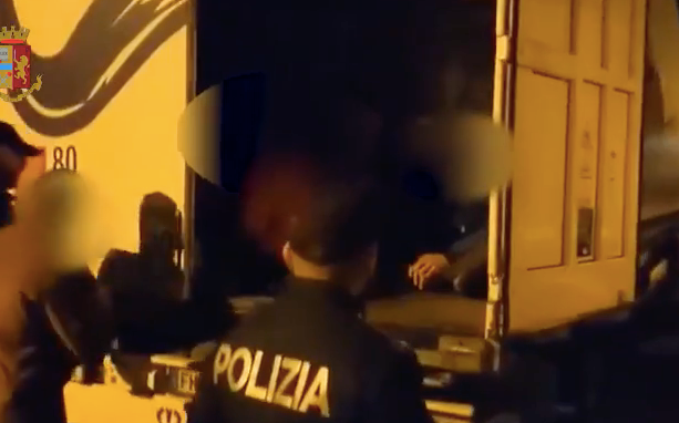Nasconde migranti nel camion parcheggiato sull'area di sosta di Salbertrand: arrestato passeur afghano