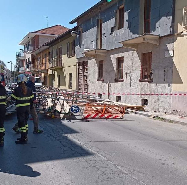 Terrore a Collegno: crolla un'impalcatura in via Villani. Tanta paura, ma nessun ferito