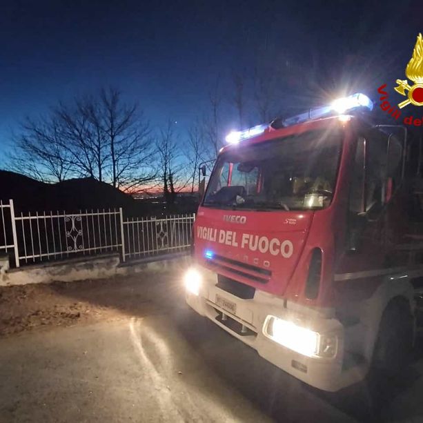 Vento e siccità &quot;condannano&quot; la val di Lanzo, continuano a bruciare i boschi: tre case evacuate