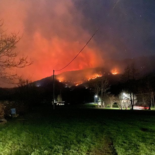 Maxi incendio sulla Cima Bossola, tra Rueglio e Meugliano: boschi in fiamme e allarme per alcune baite