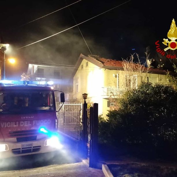 Allarme nella serata di ieri: brucia il sottotetto in una casa di Almese. Quattro ore per spegnere il rogo [FOTO]