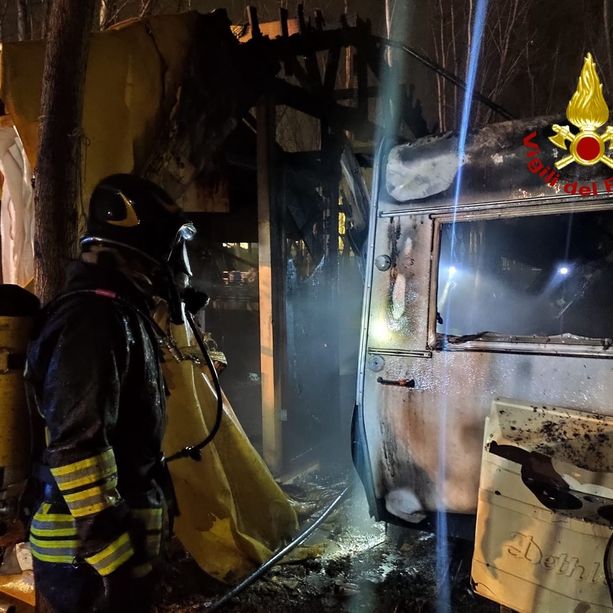 San Didero, brucia nella notte un pezzo del presidio No Tav. Gli attivisti: &quot;È un rogo doloso&quot;