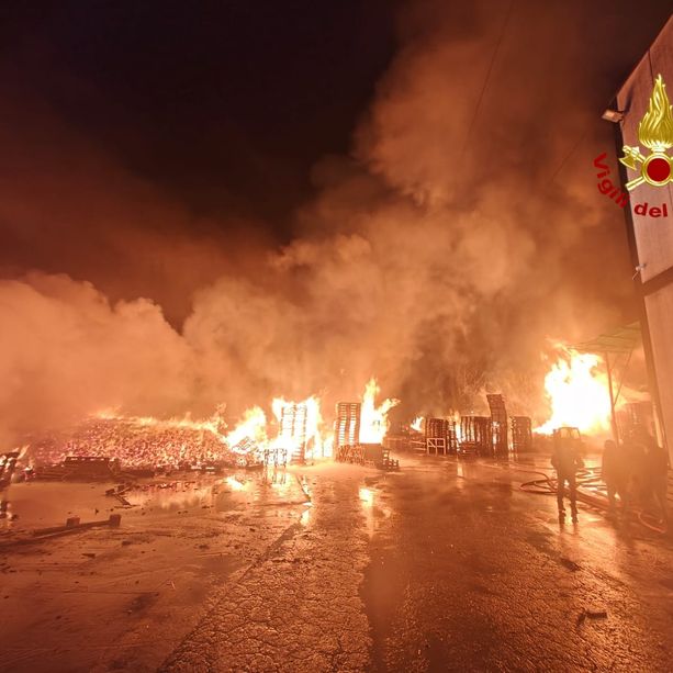 Paura nella notte per un grosso incendio all'esterno di una fabbrica a Borgaro [VIDEO e FOTO]