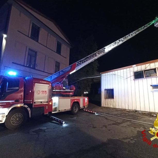 Incendio a Caselle Torinese: distrutta una falegnameria