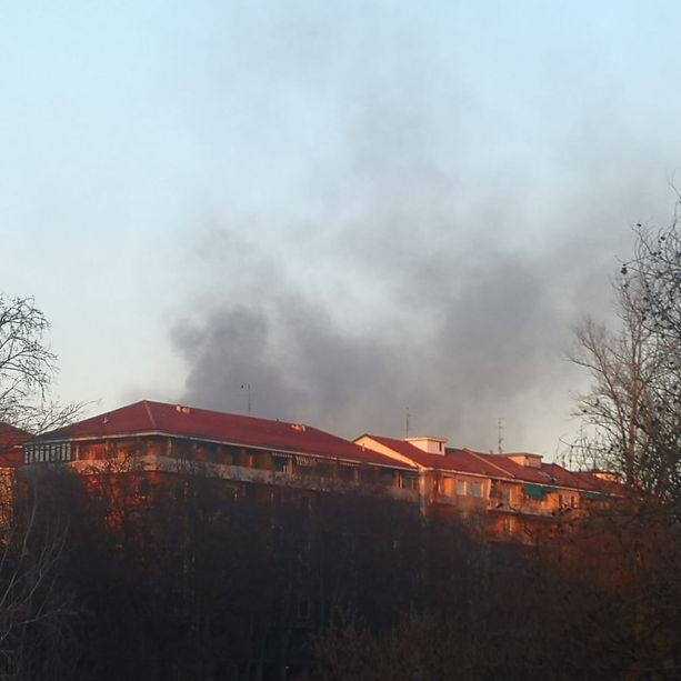 Tetto in fiamme in corso Belgio: colonna di fumo si vede da tutta la città