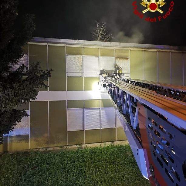 Druento, brucia una scuola abbandonata: rogo nel cuore della notte, si procede con la messa in sicurezza