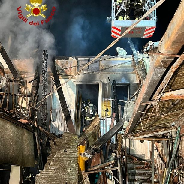 Rogo nella notte in una casa di Leini: ustioni per il proprietario. Paura negli edifici vicini