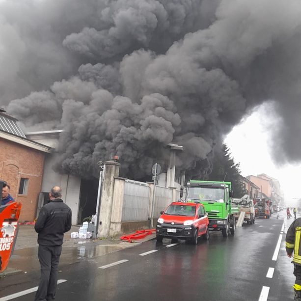 Luserna San Giovanni, strada provinciale chiusa per l'incendio e case evacuate
