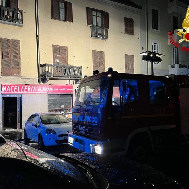 Fiamme nella macelleria di corso Emilia: intervento dei vigili del fuoco dopo la mezzanotte
