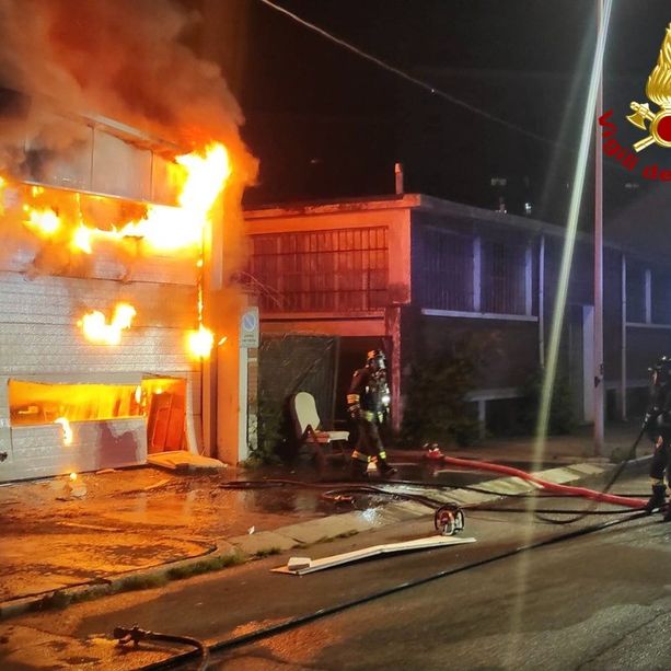 Fiamme in un magazzino in via Pergolesi: evacuate 40 persone in una casa vicina