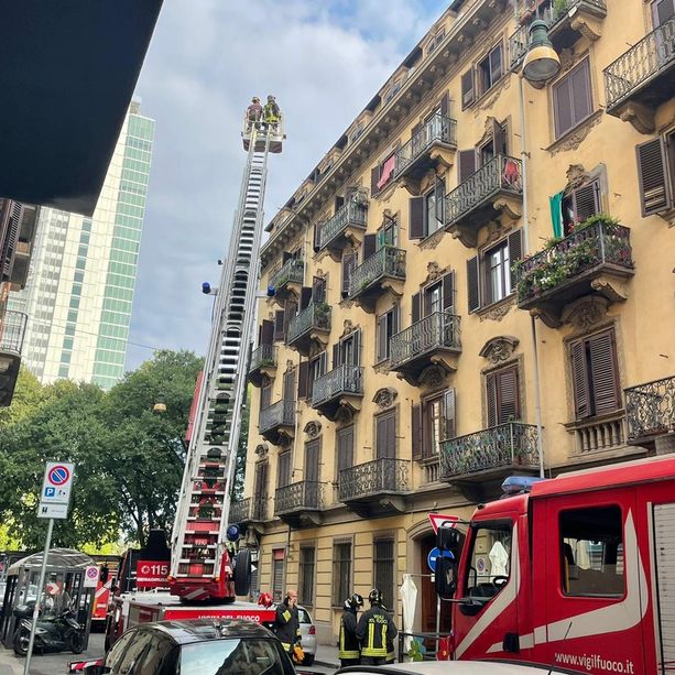 Incendio in una mansarda nel centro di Torino: palazzina evacuata e una donna ustionata