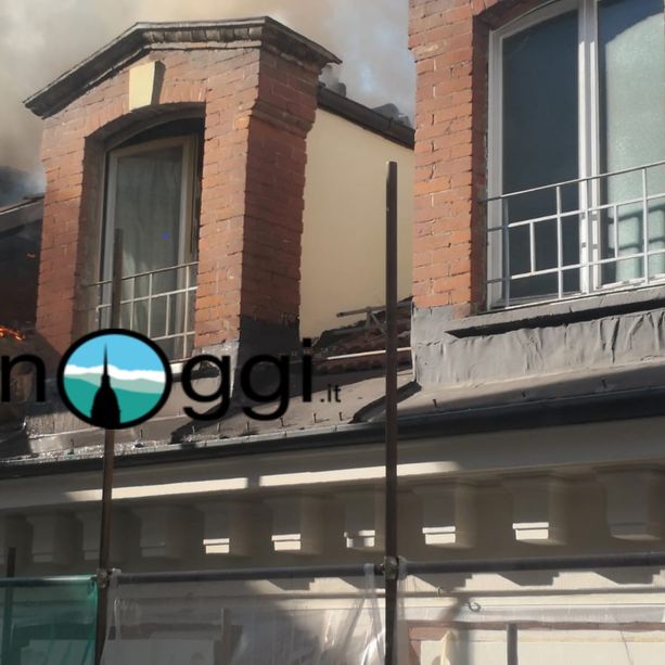 Esplosione in una mansarda di via Bellezia: evacuata l'intera zona, compreso il Comune. Due feriti lievi [VIDEO E FOTO]