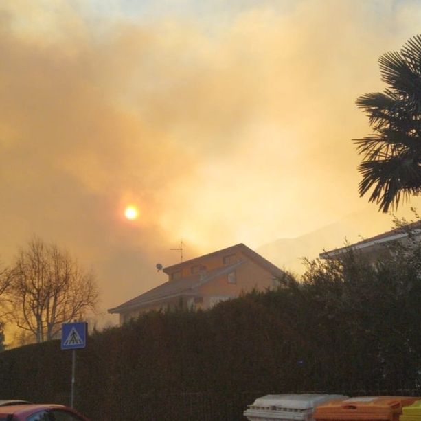 Incendio alle pendici del Musinè, in azione sette squadre e due elicotteri dei Vigili del Fuoco per domare le fiamme