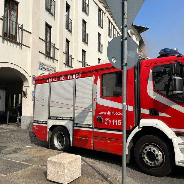 Auto in fiamme, incendio nel parcheggio Santo Stefano: intervento dei vigili del fuoco