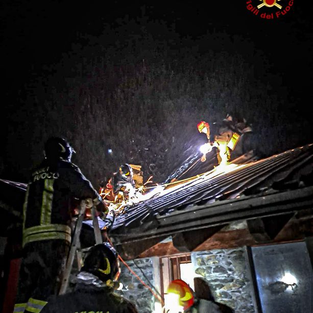Brucia un tetto al Pian della Mussa: i vigili del fuoco fanno evacuare l'edificio. Nessun ferito [FOTO]