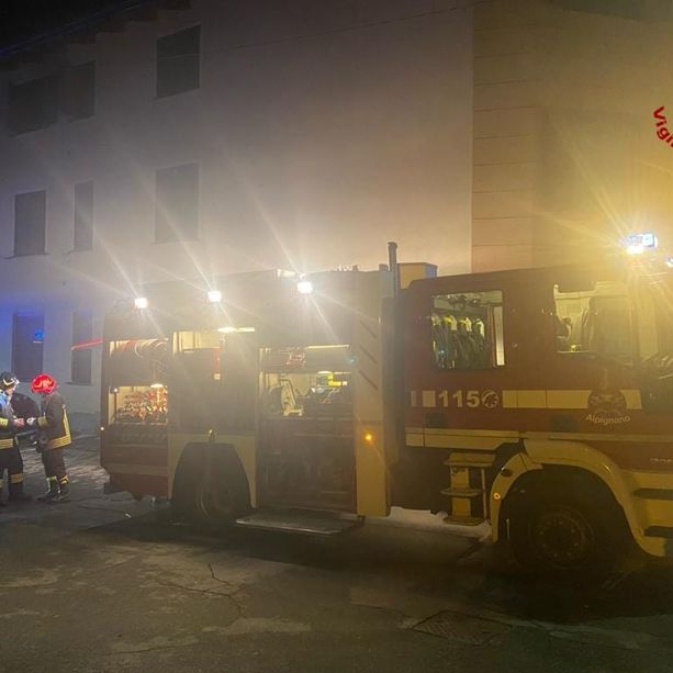 Pianezza, bruciano le cantine del condominio: evacuate nella notte 24 abitazioni [FOTO]