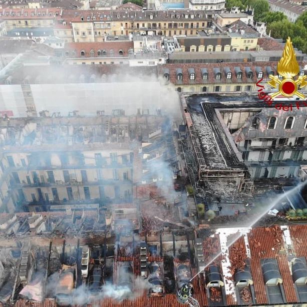 Incendio di piazza Carlo Felice, la Procura apre un fascicolo: si ipotizza il reato di incendio colposo