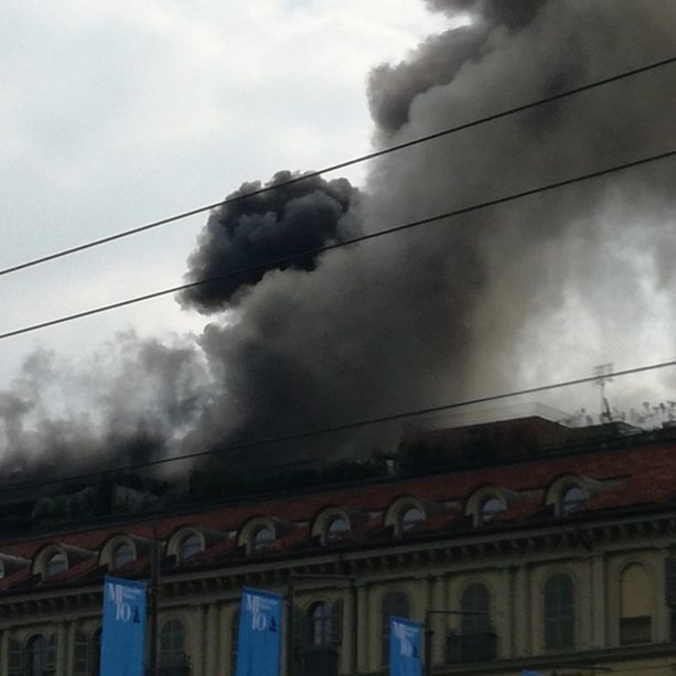 Grosso incendio in piazza Carlo Felice, nuvole di fumo altissime sulla città (FOTO e VIDEO)