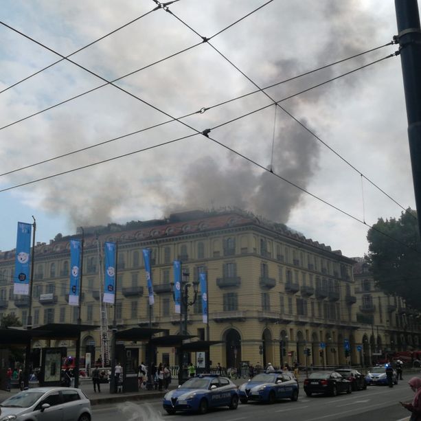 Incendio palazzo piazza Carlo Felice, il capo dei pompieri: &quot;Situazione resta critica&quot;
