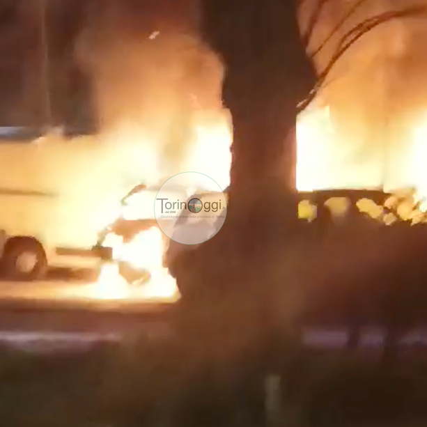 Maxi incendio di auto in Regio Parco: incidente o regolamento di conti? [FOTO]