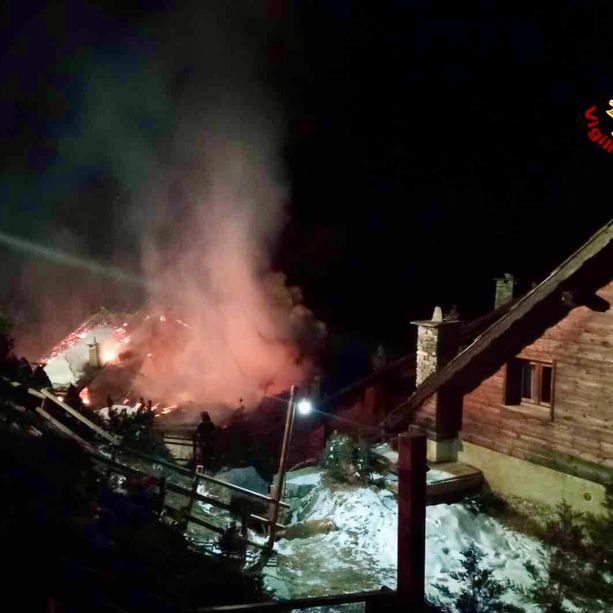 Incendio a Sauze di Cesana, a fuoco alcune baite