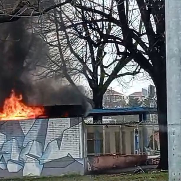 Prende fuoco la piscina Sempione: attimi di panico in Barriera di Milano [VIDEO]
