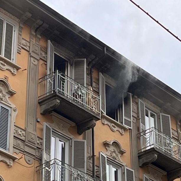 Rogo in zona Cenisia, divorato dalle fiamme un alloggio in via Barge all'angolo con via Cesana