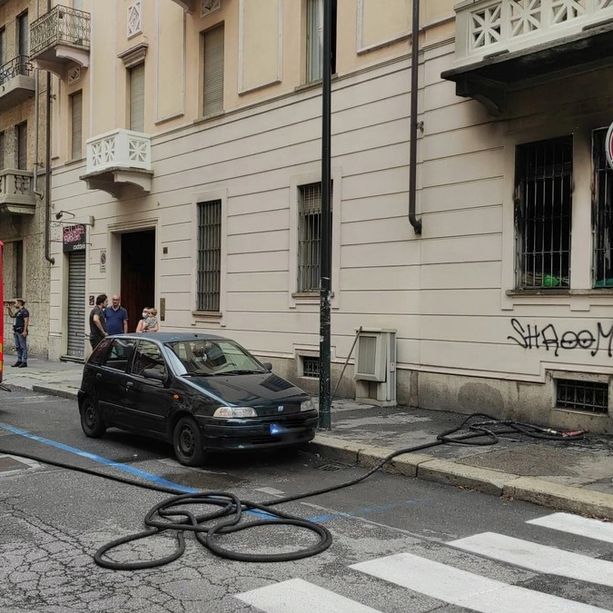 Fiamme in via Caboto: una donna fugge aiutata da un vicino, un uomo viene salvato dai vigili del fuoco