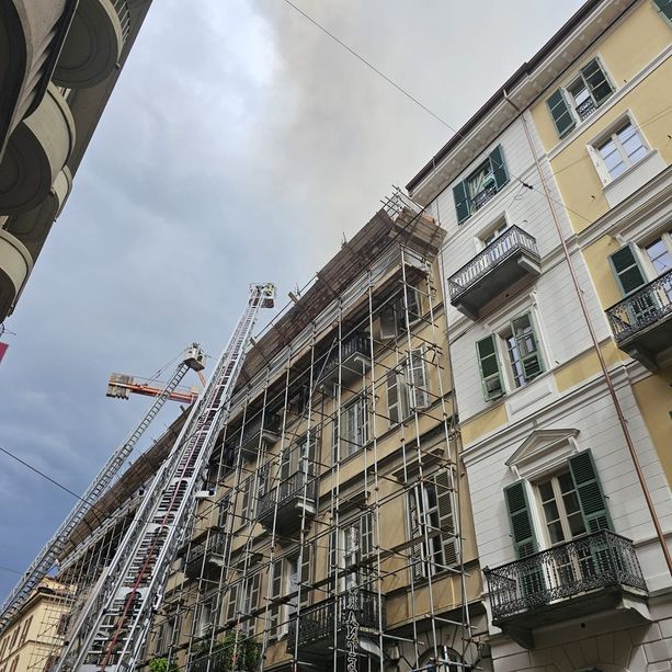 Incendio in via Vanchiglia, sfollati due palazzi e bus deviati: bruciate mansarde e soffitte [FOTO e VIDEO]