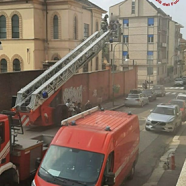 Incendio in via Bricca, quindici abitanti evacuati: non ci sono feriti