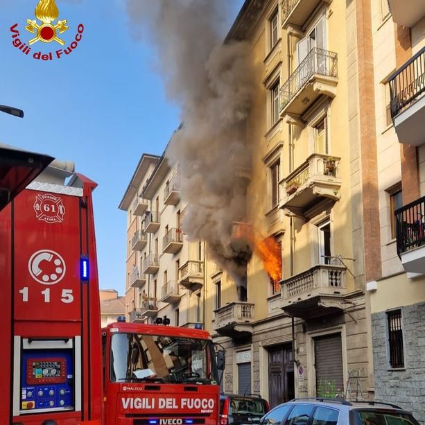 Incendio in un alloggio al secondo piano di via Cigna: i vigili del fuoco mettono in salvo 8 persone
