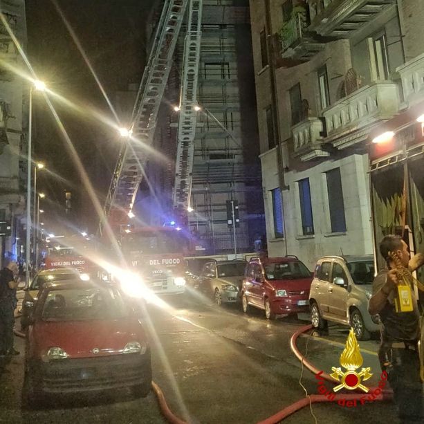 Rogo a San Salvario, vigili del fuoco in azione alle 5 di mattina in via Giacosa