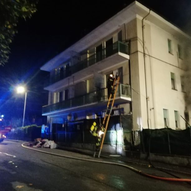 Forte esplosione in via Tegas a Luserna San Giovanni, due le persone ferite: uno è gravissimo