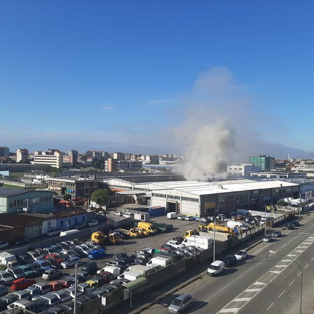 Incendio in via Veronese, ora il Comune mette in guardia la cittadinanza: &quot;Tenete chiuse le finestre&quot; [FOTO e VIDEO]