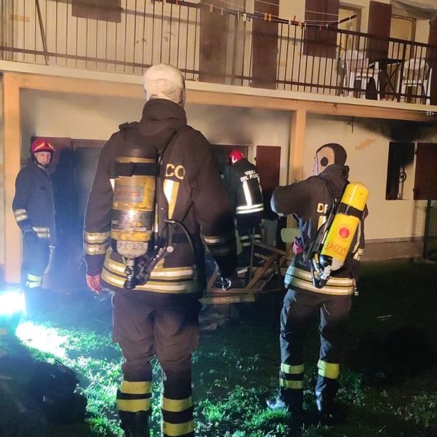 Serata di paura a Villar Dora: villetta in fiamme, i vigili del fuoco salvano due persone bloccate all'interno con cani e gatti