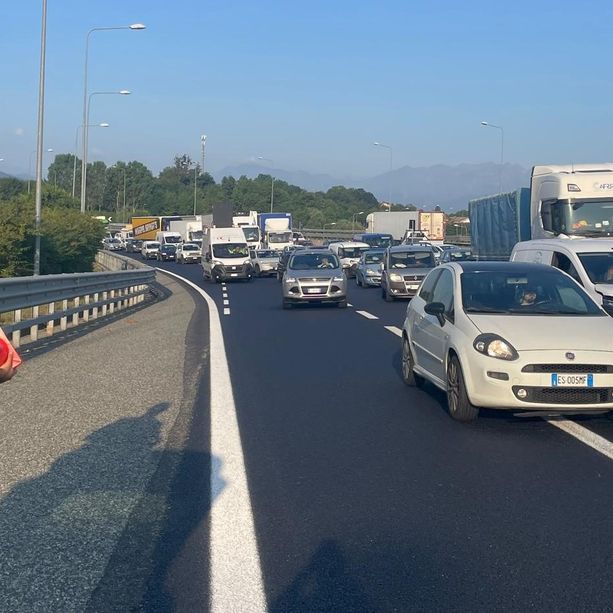 Incidente all'altezza dell'interscambio: tre veicoli coinvolti, traffico paralizzato sulla tangenziale