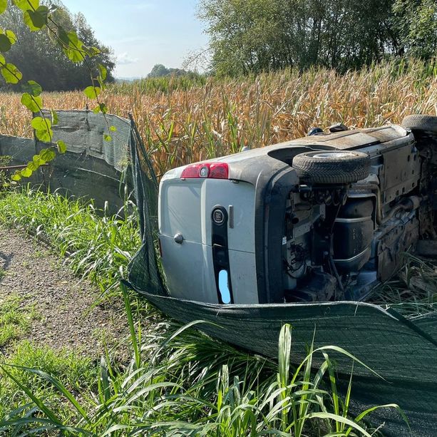 Incidente sull'A5, camioncino si ribalta e finisce nei campi: conducente grave al Cto