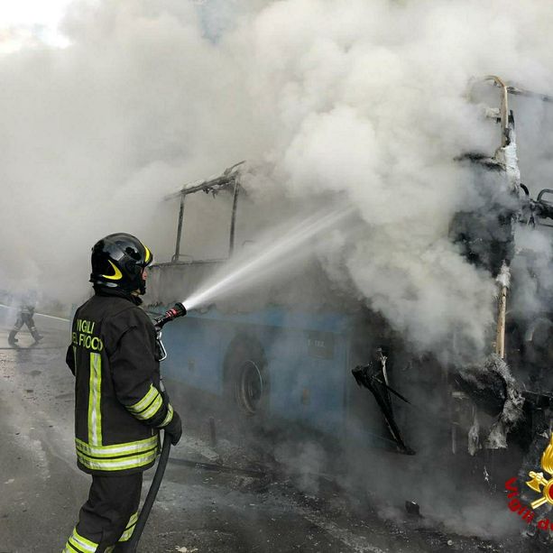 Incendio sul bus di linea a Torre Canavese, l'autista riesce a far scendere tutti i passeggeri [VIDEO]