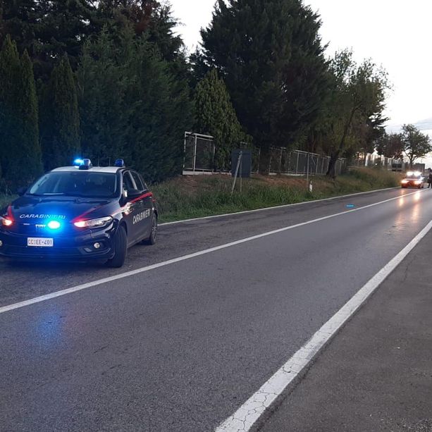 Ubriaco al volante, invade la corsia opposta e travolge monopattino: 25enne muore sul colpo a Cambiano