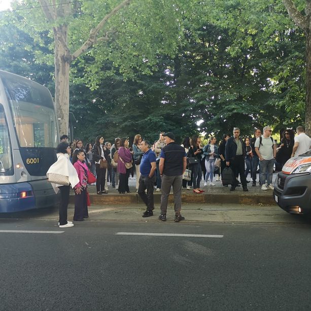 Lunedì difficile per Santa Rita, incidente in corso Agnelli: donna resta agganciata al 10 e cade. Tram fermi e tante ambulanze [FOTO]