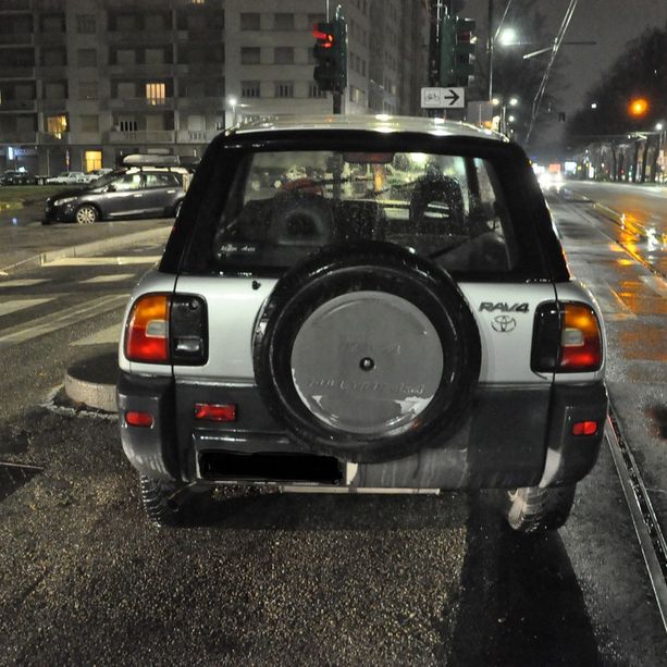Perde il controllo dell'auto e abbatte alcuni cartelli stradali in corso Re Umberto: morto un 65enne