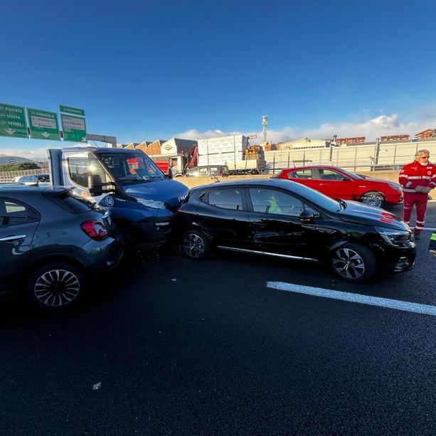 Incidente all'altezza di corso Francia: quattro vetture coinvolte, traffico paralizzato sulla tangenziale