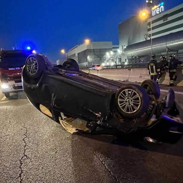 Incidente alle 6:30 allo svincolo di corso Regina Margherita: un'auto si ribalta nella corsia centrale. Traffico in tilt